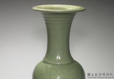 图片[2]-Fengwei everted-rim vase with incised floral decoration in celadon glaze. Longquan ware. Early Ming dynasty, 15th century.-China Archive